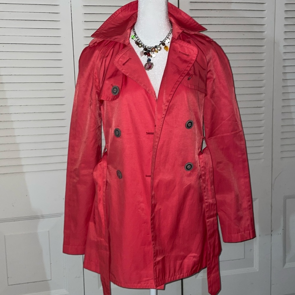 NWOT 🔥 Coral chic rain jacket with front button closure & removable belt